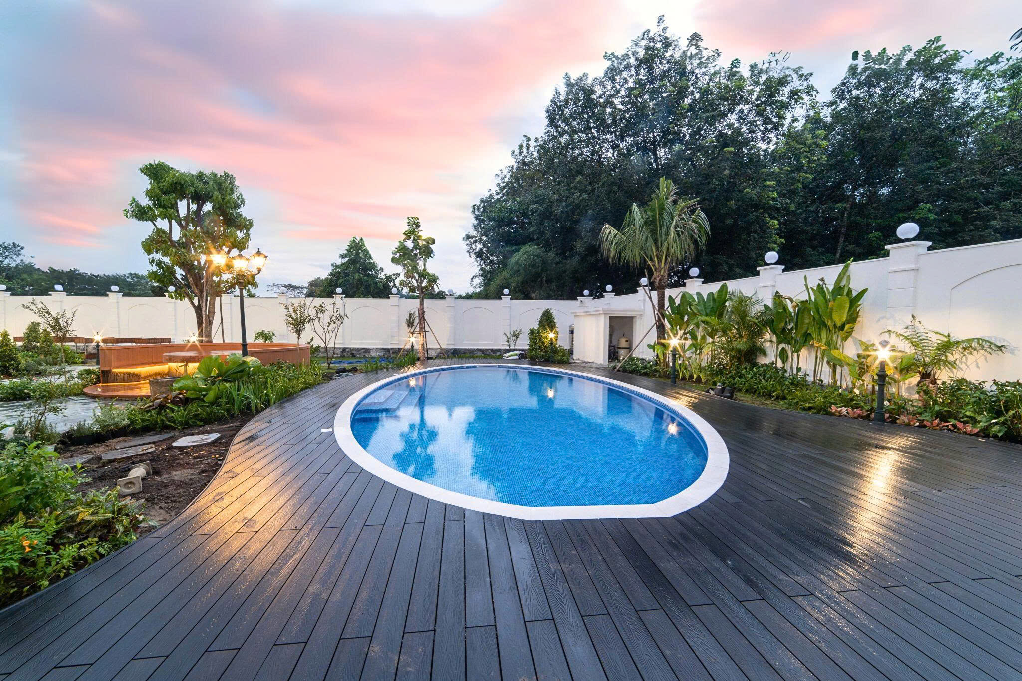 tai-sao-biet-thu-cao-cap-a-chuong-g-nhua-ngoai-troi-187.html