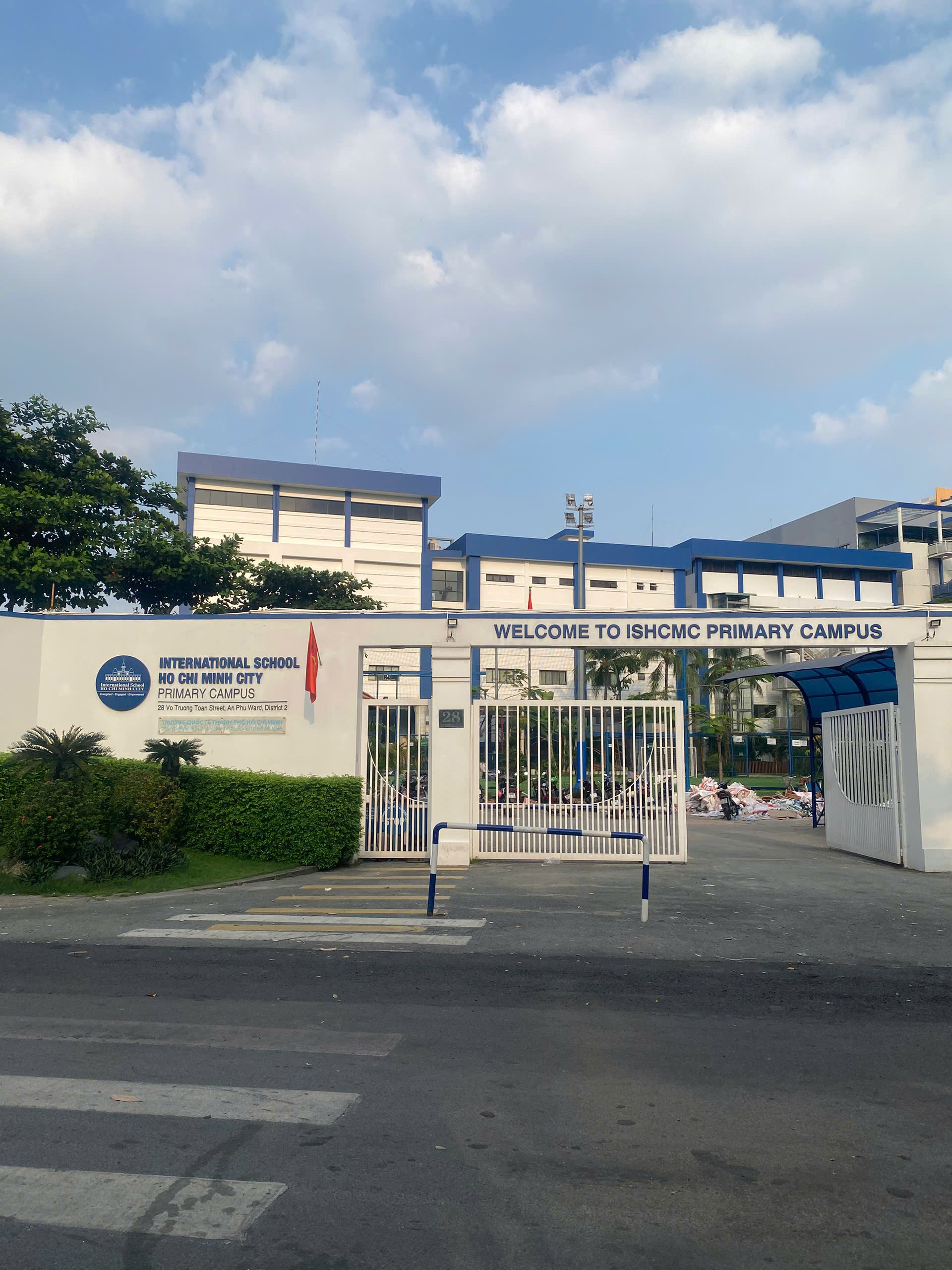 ish-cong-trinh-hang-rao-g-nhua-hwood-220.html