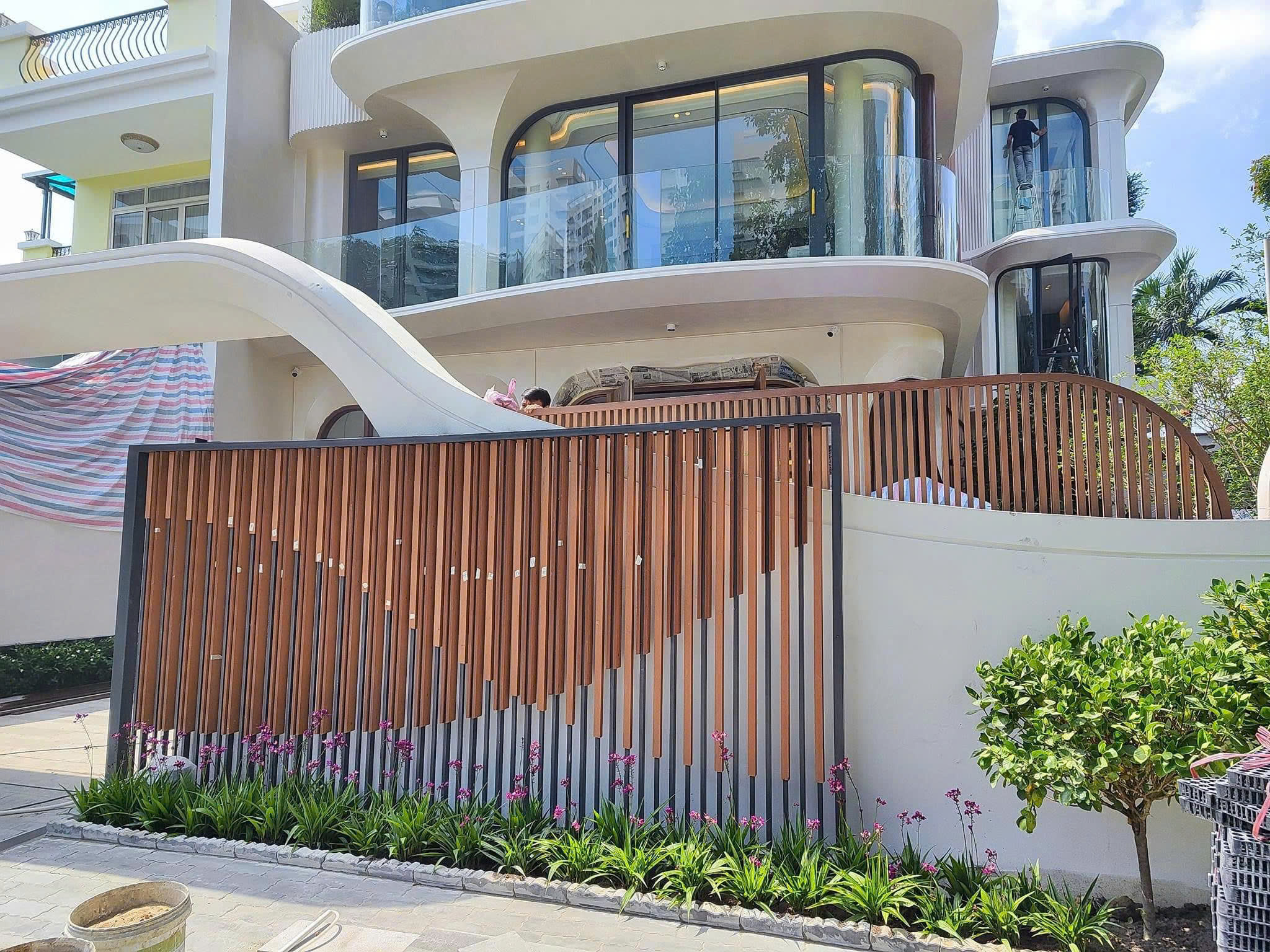 cong-nha-hien-dai-bang-go-nhua-ben--dep--sang-khong-ngo-218.html