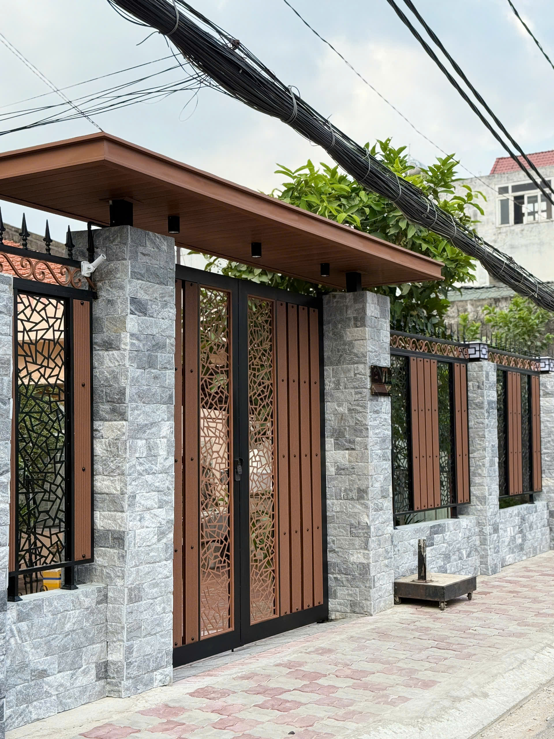 cong-trinh-cua-cong-g-nhua-ngoai-troi-hwood-cho-nha-pho--loi-vao-ben-dep-hien-dai--khong-lo-moi-mot-247.html