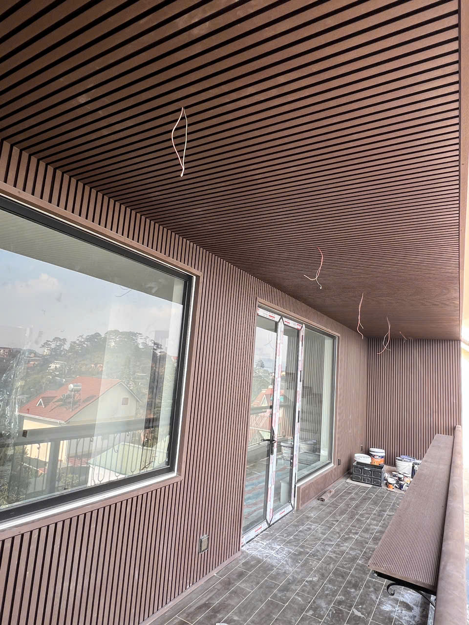 hwood-cong-trinh-dong-bo-khong-gian-song-voi-op-tran-tuong-ban-cong-bang-go-nhua-ngoai-troi-250.html