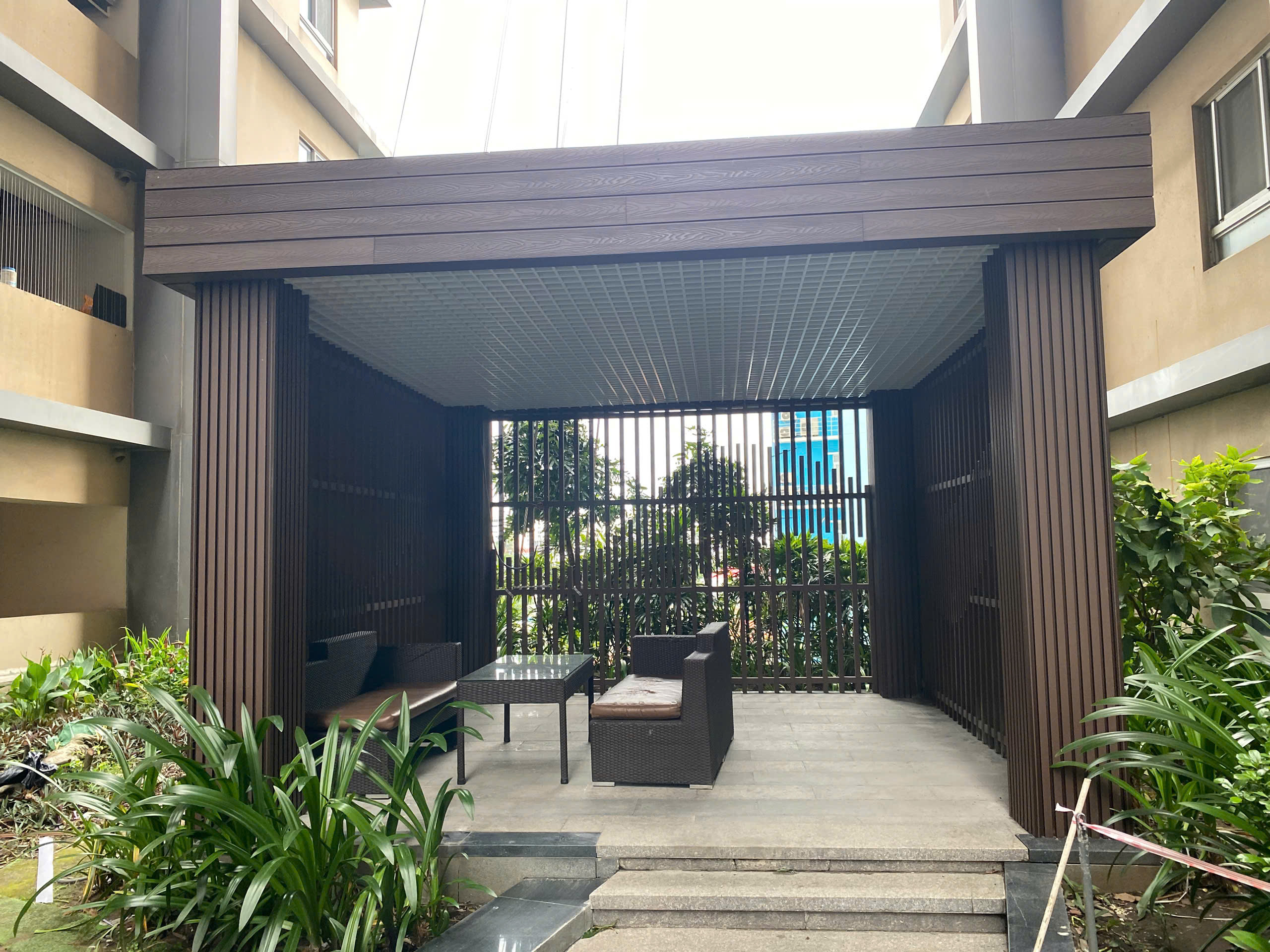 hwood-truoc-va-sau-khi-thay-doi-dien-mao-cho-1-choi-go-ngoai-troi-khu-uong-tra-30