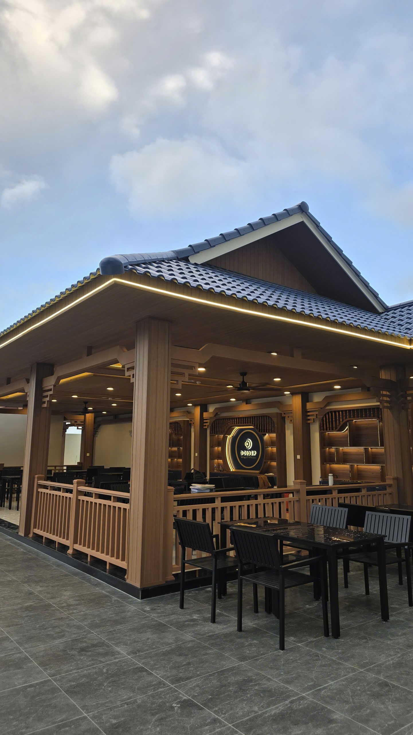 hwood-hoan-thien-mau-nha-tien-che-cho-khu-cafe-san-thuong-tai-quy-nhon-41