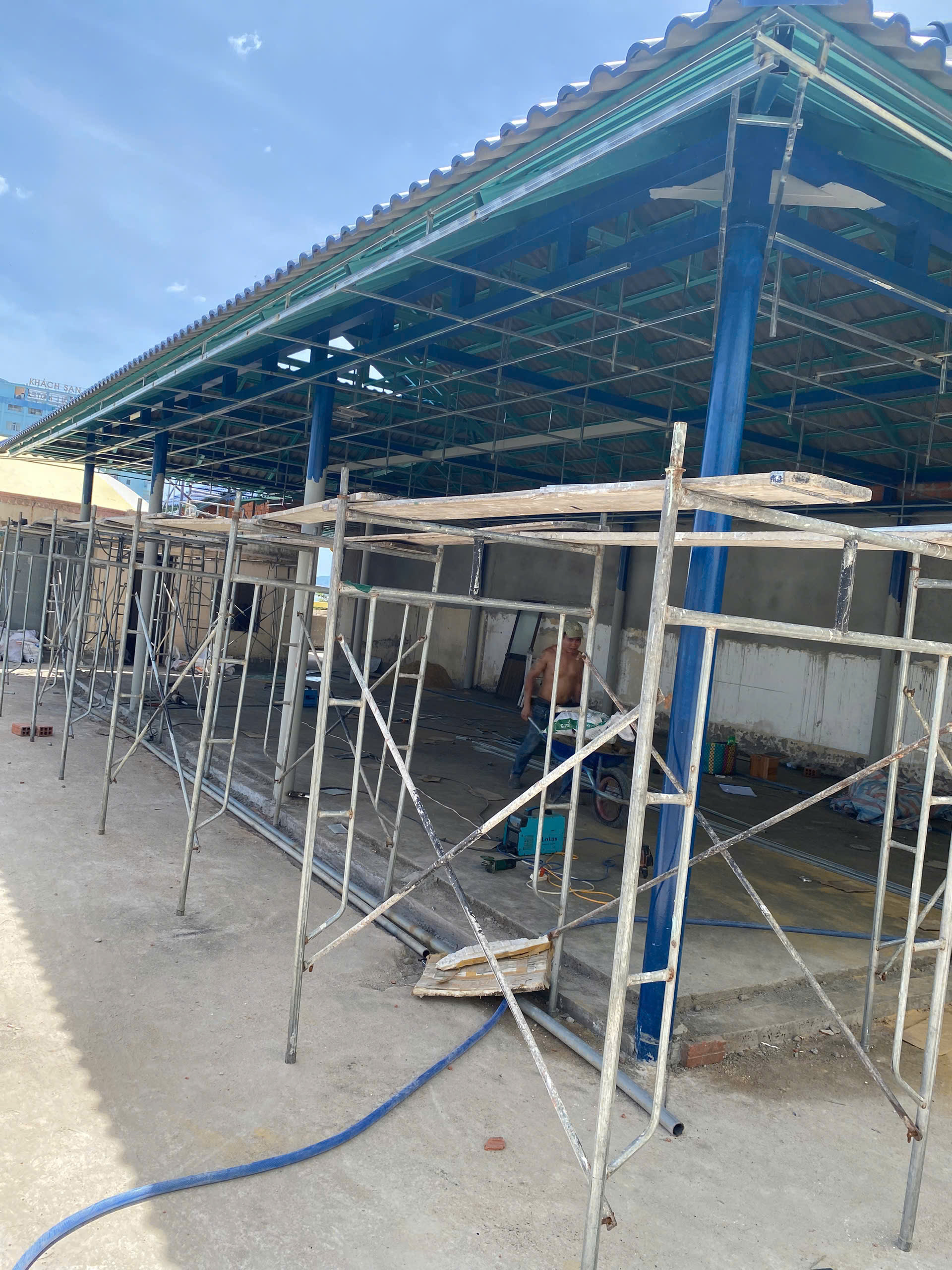 hwood-khong-gian-quay-cafe-bang-go-nhua-48