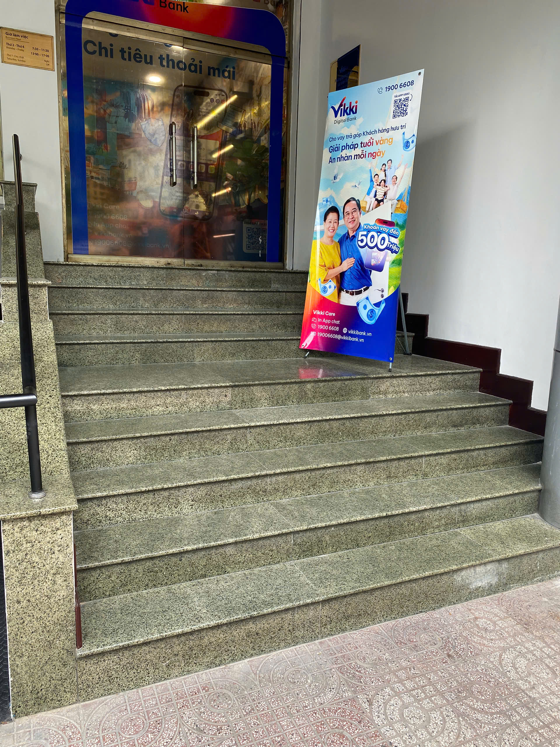 hwood-chuan-bi-mat-bang-len-he-xuong-cho-san-go-nhua-vikki-bank-51